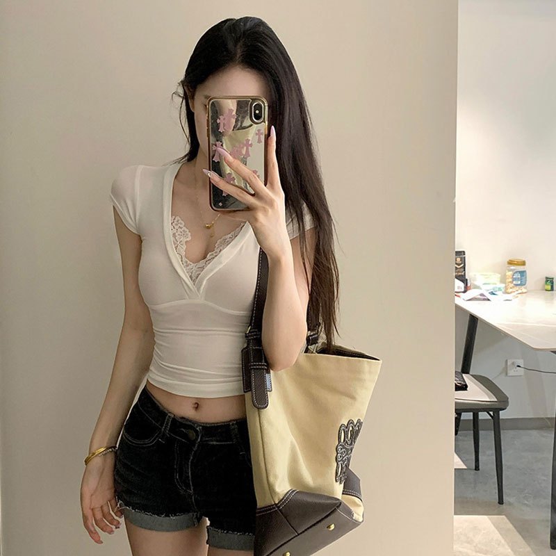 Paula  พร้อมส่ง❣️เสื้อยืดแขนสั้นผู้หญิง💋เสื้อครอป ทรงรัดรูป ผ้ายืด เซ็กซี่ แฟชั่นสีพื้น คอวี ขอบลูกไม้น่ารัก สไตล์เกาหล - รูปที่ 6