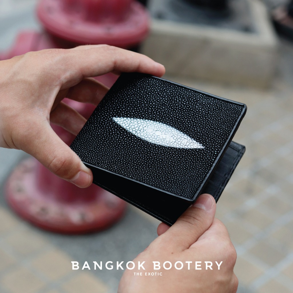 BANGKOK BOOTERY กระเป๋าสตางค์ รุ่น WALLET WITH CARD หนังปลากระเบน กระเป๋าสตางค์หนังแท้