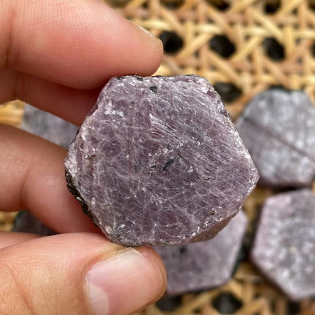 Ruby ทับทิมดิบ สวยมาก เป็นสัญลักษณ์ของมิตรภาพ ความรัก ความมีชีวิตชีวา การยกระดับจิตใจให้สูงขึ้น ช่วยให้จิตใจสงบสุข