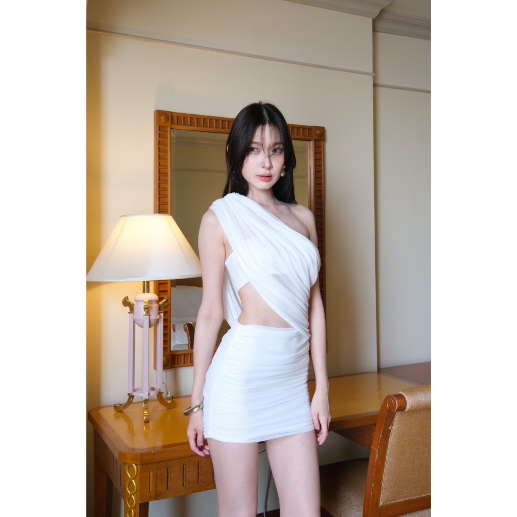Fabrique.co - Katia Ruched Mini Dress เดรสแฟชั่น เดรสผู้หญิง แฟชั่นผู้หญิง ชุดขาวสั้น เดรสขาว มินิเดรส mini dress