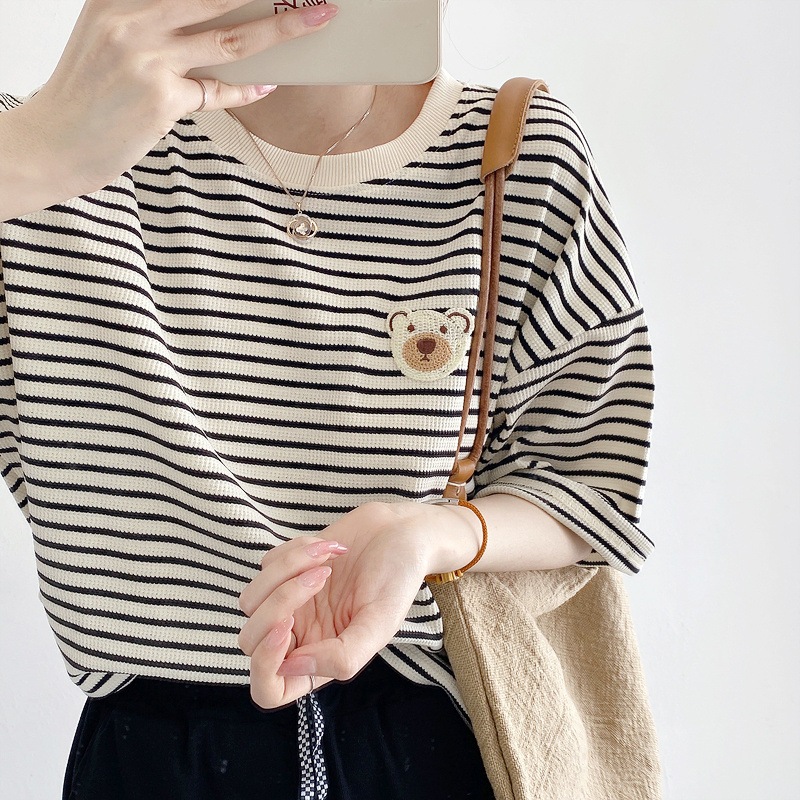 เสื้อยืด คอกลมคอตตอนวาฟเฟิลแขนสั้น เสื้อยืดวินเทจสีเบจทรงหลวมลายดำปักลายหมีสำหรับผู้หญิง ขนาดไซส์ใหญ่