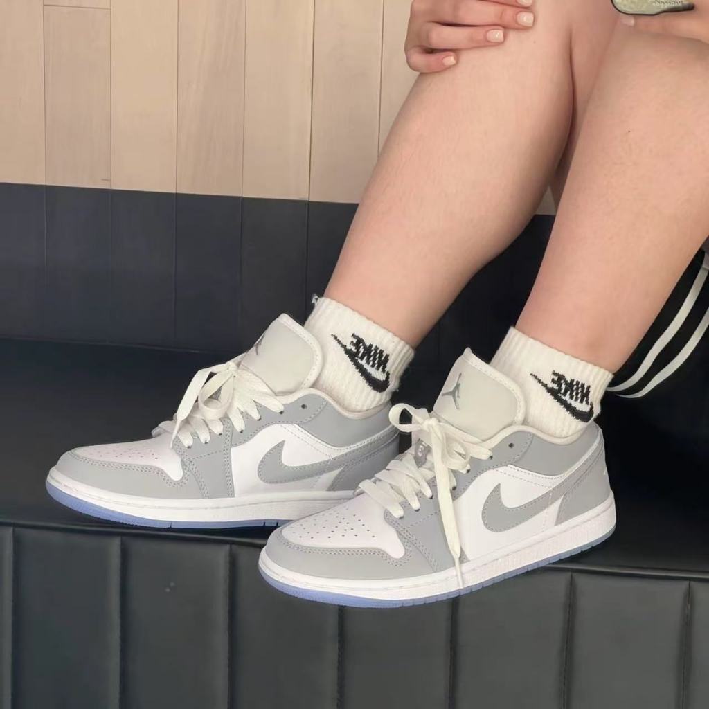 ⭐ (ของแท้ 100 % ) Nike Air Jordan 1 Low DC0774-105 ขาว/เทา/น้ำเงิน
