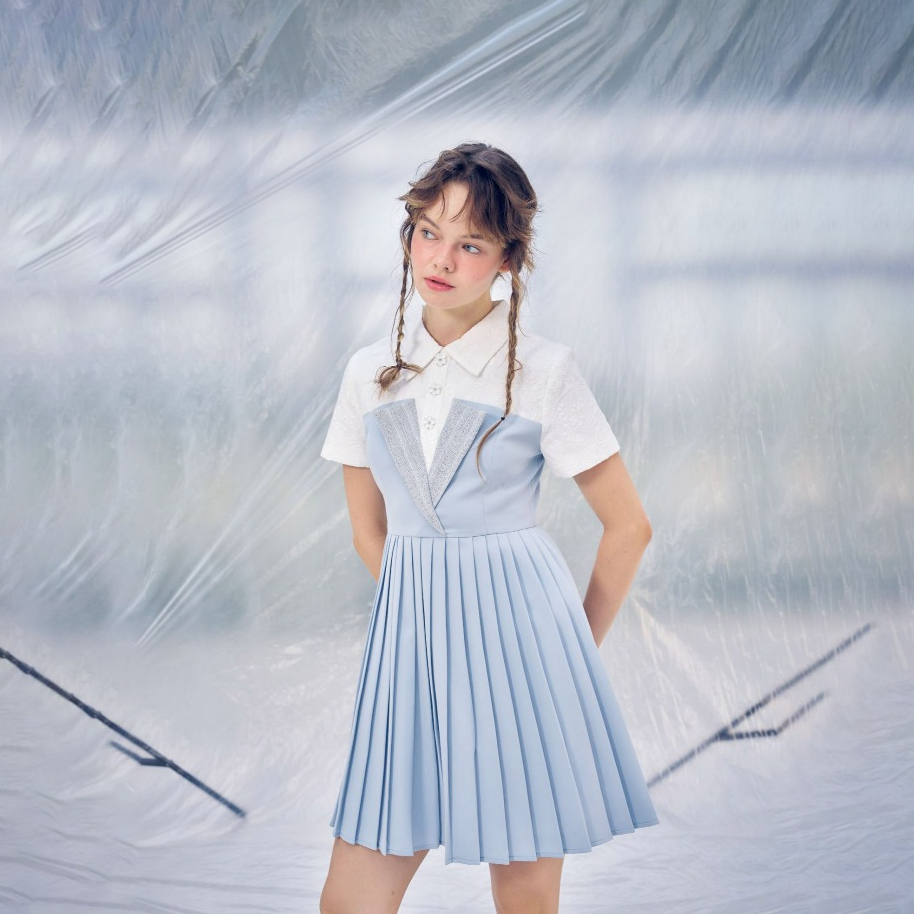 La Mignonne (XS-3XL) Valerie Whitt Dress เดรสใส่ทำงาน ใส่เที่ยว เดรสคอปกผ้ามีเท็กเจอร์ดอกไม้ เสริมความน่ารักๆด้วยกระดุม