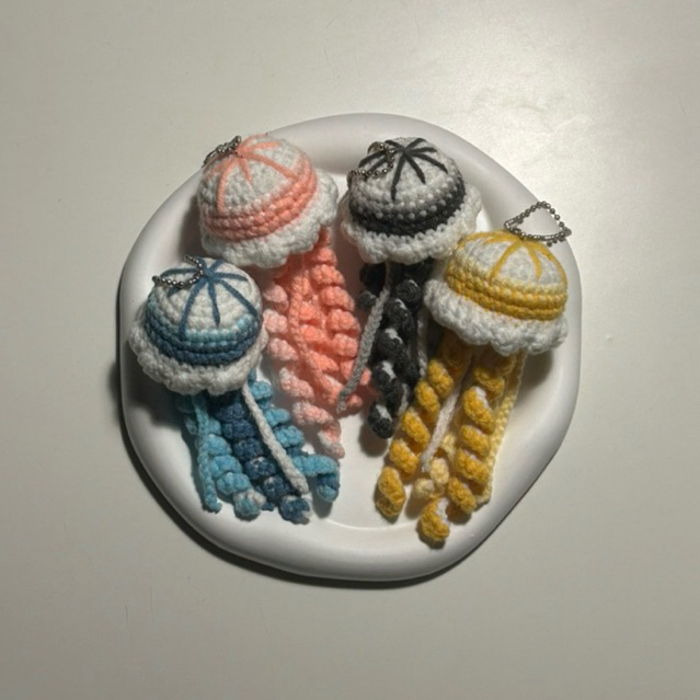 พวงกุญแจไหมพรมแมงกะพรุน 🪼 Jellyfish Keychain