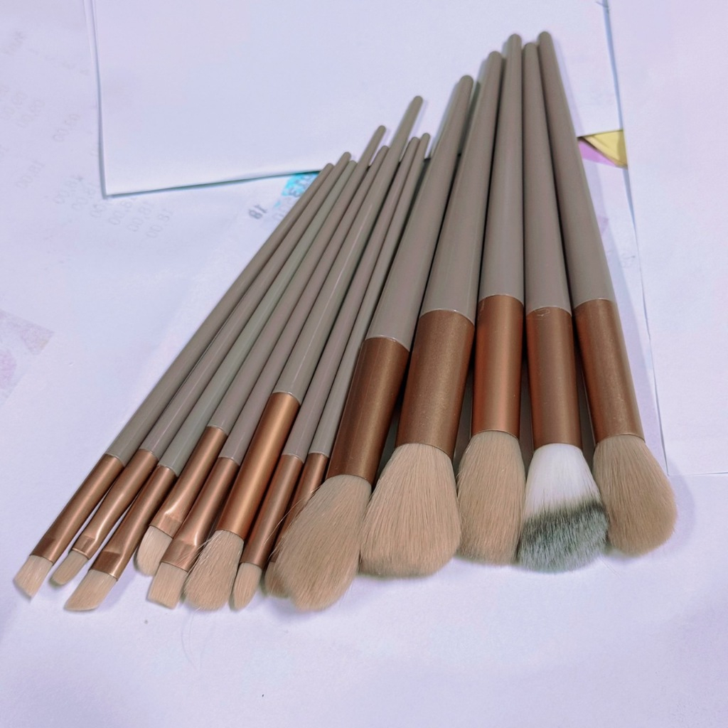 แปรงแต่งหน้าเซ็ตใหญ่ 13 ด้าม + กระเป๋าผ้า สุดคุ้ม! รหัสBZ - รูปที่ 2