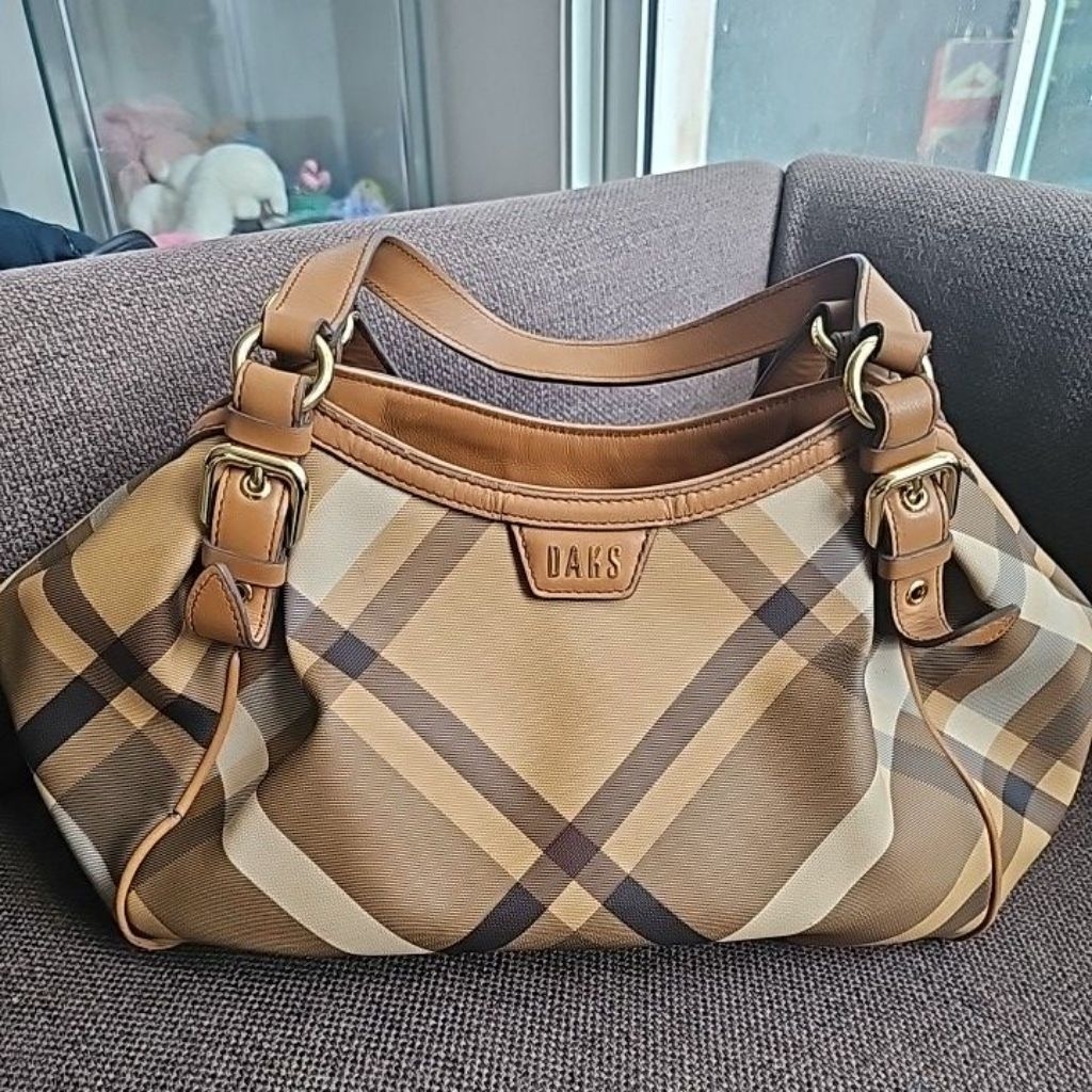 กระเป๋าสะพาย Daks London