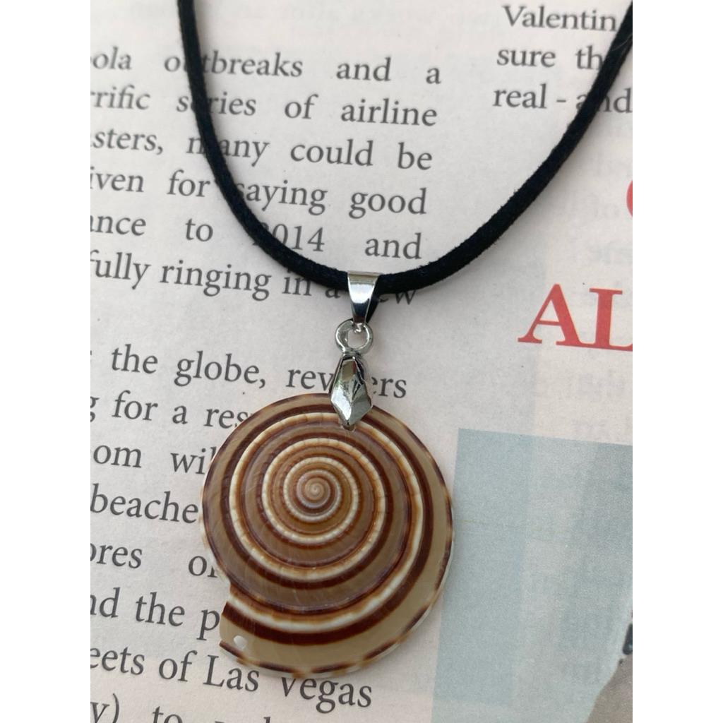 สร้อยคอพร้อมจี้เปลือกหอยแท้ จี้หอยทากลายวงเวียน เปลือกหอยแท้ธรรมชาติ