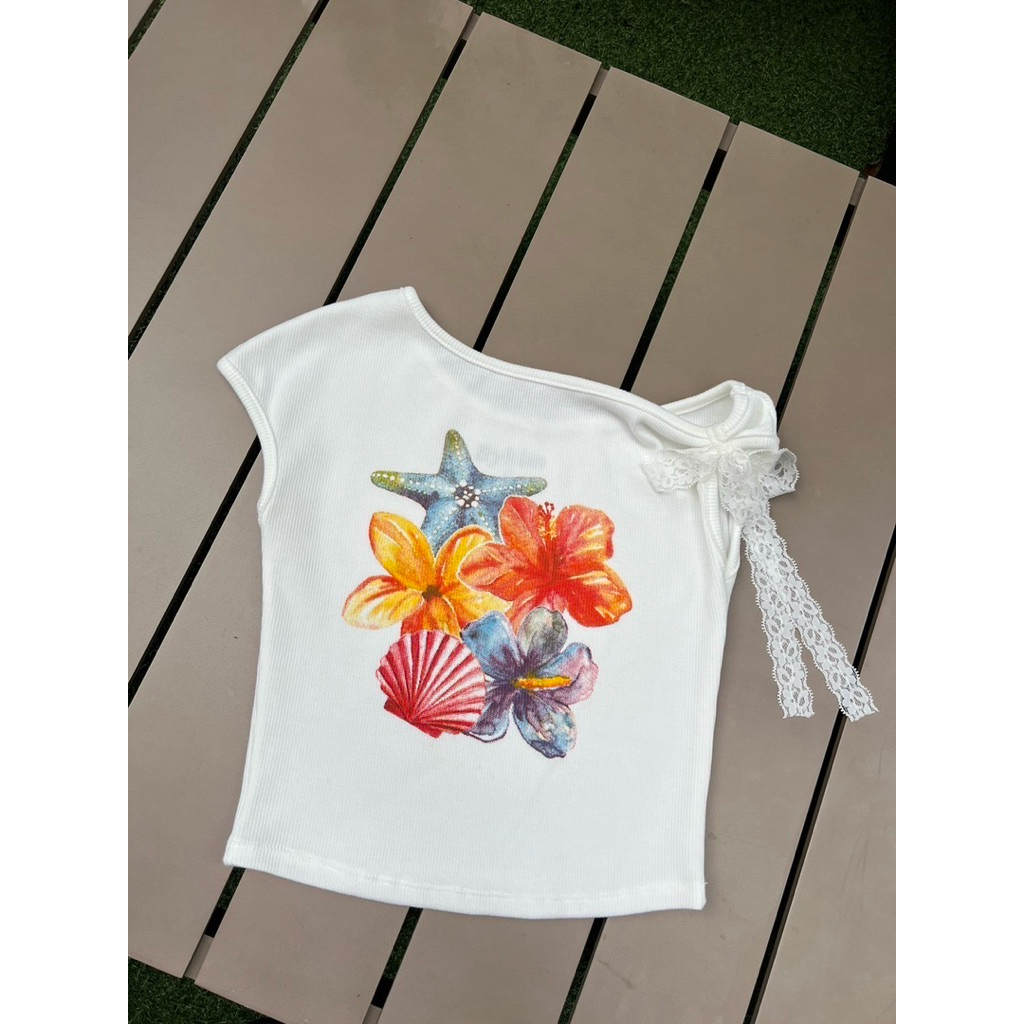 SIS.ON | พร้อมส่ง  เสื้อแขนสั้นไหล่เบี่ยงพิมพ์ลาย ดีเทลผูกลูกไม้ BK ราคา ถูกที่สุด ดีลบีเคเค แกลเลอรีภาพที่ 8