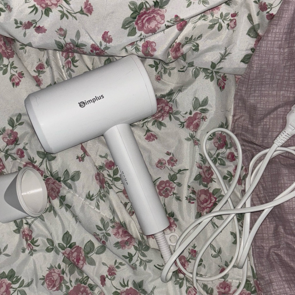 Simplus ไดร์เป่าผม 1800W ลมร้อนและลมเย็น ปรับความเร็วได้ 3 ระดับ น้ำหนักเบา พกพาสะดวก CFJH005