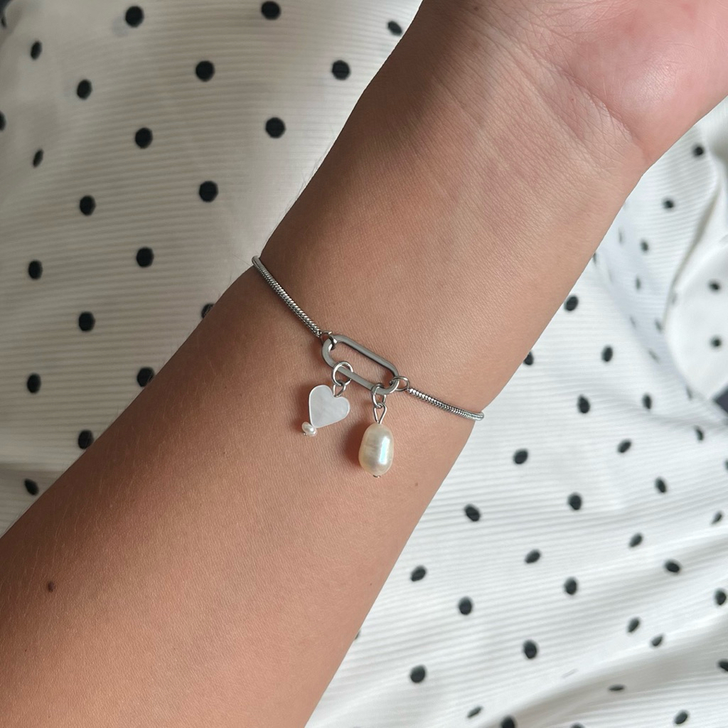 Decem- Ordinary สร้อยข้อมือรูดปรับได้ จี้โคลเวอร์เปลือกหอยหัวใจและไข่มุกน้ำจืด สแตนเลสสามารถใส่โดนน้ำได้ มีถุงเก็บแถมให้