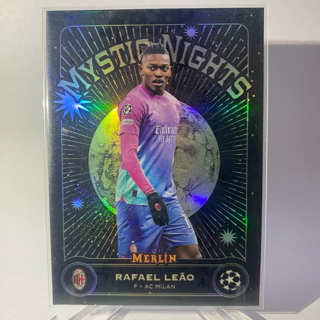 การ์ดนักฟุตบอลสำหรับสะสม RAFAEL LEAO, AC MILAN, MYSTIC NIGHTS, TOPPS MERLIN 2024