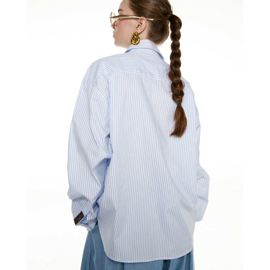 The SRT X15 (TBL266) Stripe Shirt เสื้อเชิ้ตลายทางทรงโอเวอร์ไซส์ มีกระเป๋าหน้าอกทั้ง 2 ข้าง ดีเทลวางผ้าลายทางสลับกัน — صورة 6