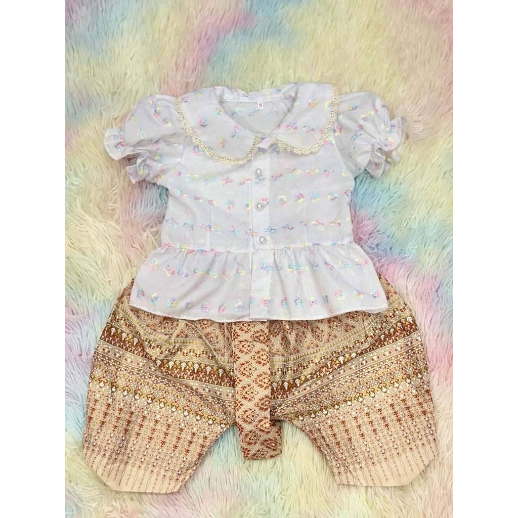 ชุดไทยเด็กหญิง เสื้อคอบัวสีขาวรุ้ง+โจงกระเบนสีครีม