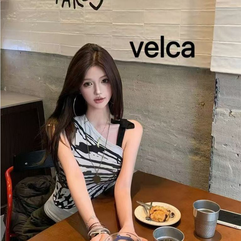 Velca เสื้อรัดรูปเซ็กซี่ผู้หญิง ผ้ายืดแขนสั้น ปาดไหล่ข้างเดียว  ทรงลูกคุณหนู สไต