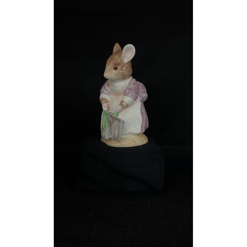 Beatrix Potter Figurines A8909 Hunca Munca  Sweeping