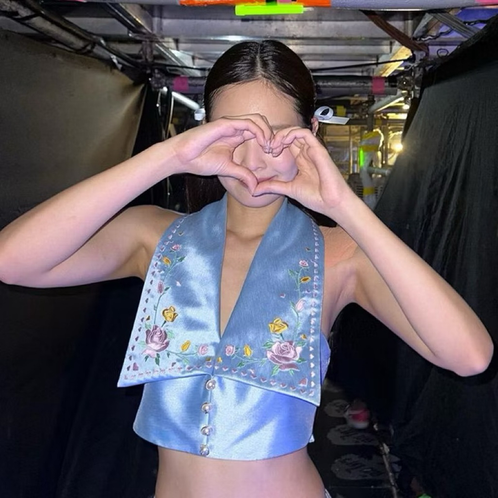 ส่งต่อ Like Jennie เสื้อคอปกคล้องคอ สีฟ้า ปักดอกไม้ แบบ Jennie คัตติ้งดีมาก งานสวยมาก