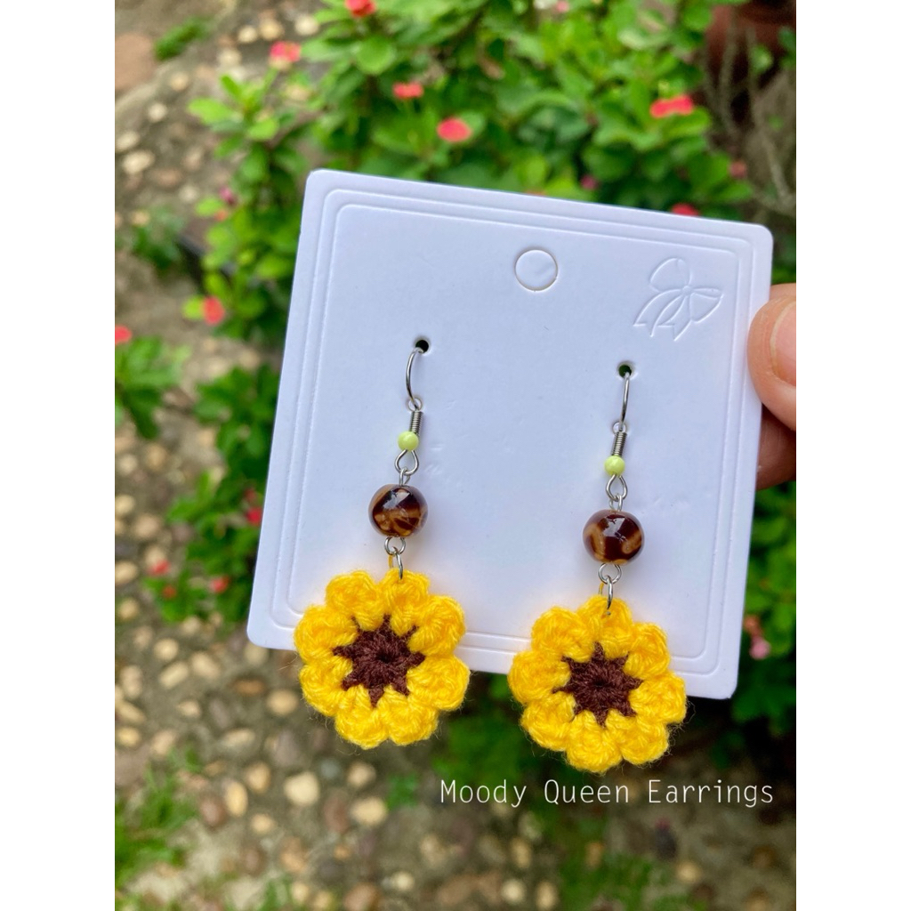 ต่างหูทานตะวัน 🌻 ต่างหูแฮนเมด ต่างหูดอกไม้ *ร้านเลือกสีลูกปัดให้* (ดอกไม้ขนาดประมาณ 2 ซม.) พร้อมส่ง