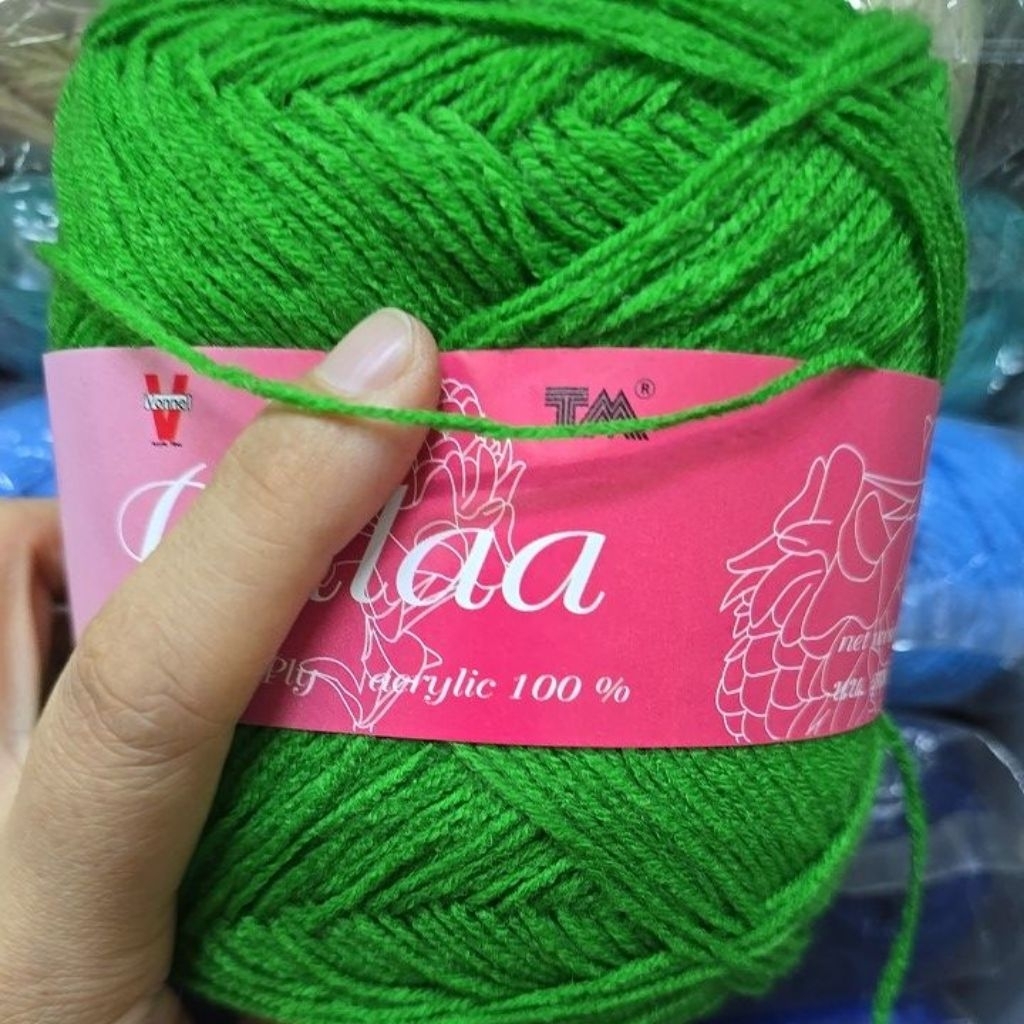 ดาหลา สีพื้น 1ม้วน​  ไหมพรมเส้นเล็ก ยาวประมาณ +/-420หลา ไหมนุ่ม 4ply
