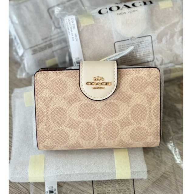 กระเป๋าสตางค์ใบกลาง ลายซีสีเบจครีม COACH MEDIUM CORNER ZIP WALLET IN SIGNATURE CANVAS CW786