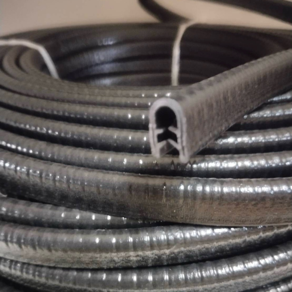 กระดูกงูยางขอบประตู ชั้นเดียว ยางขอบกันบาด มีเหล็กด้านใน กว้าง16มม. SMA P5-60-002 สีดำ.