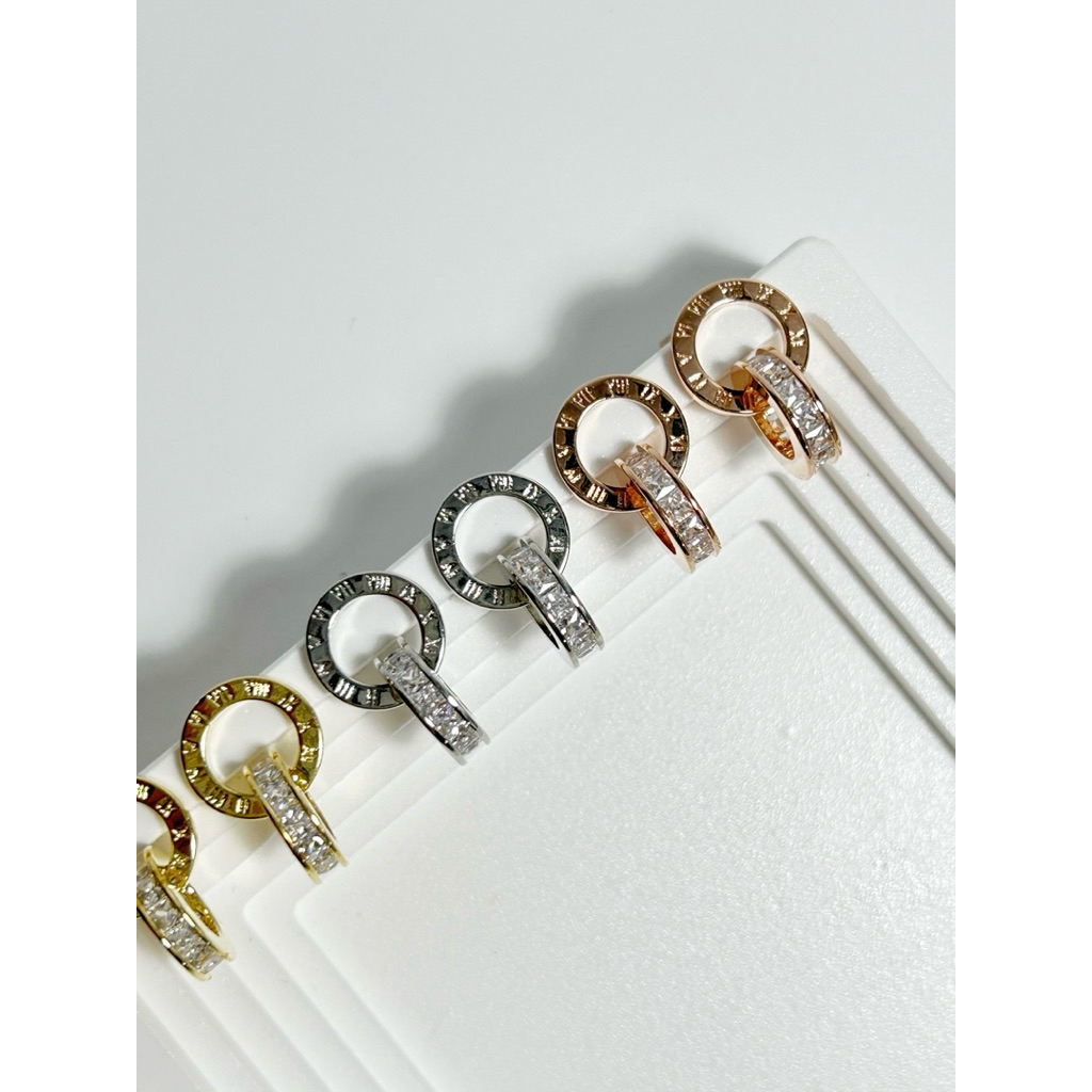 Claire&Kos - ต่างหูวงกลมคล้องกันบนสลักอักษรโรมัน-ล่างประดับคริสตัล