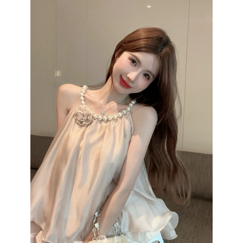 เสื้อแขนกุด ดีเทลแต่สายมุขสีขาว มีดอกไม่ติด แต่ระบายๆสายเสื้อ ผ้าซีฟอง ทรงน่ารักมากๆหวานๆน่ารักมาก