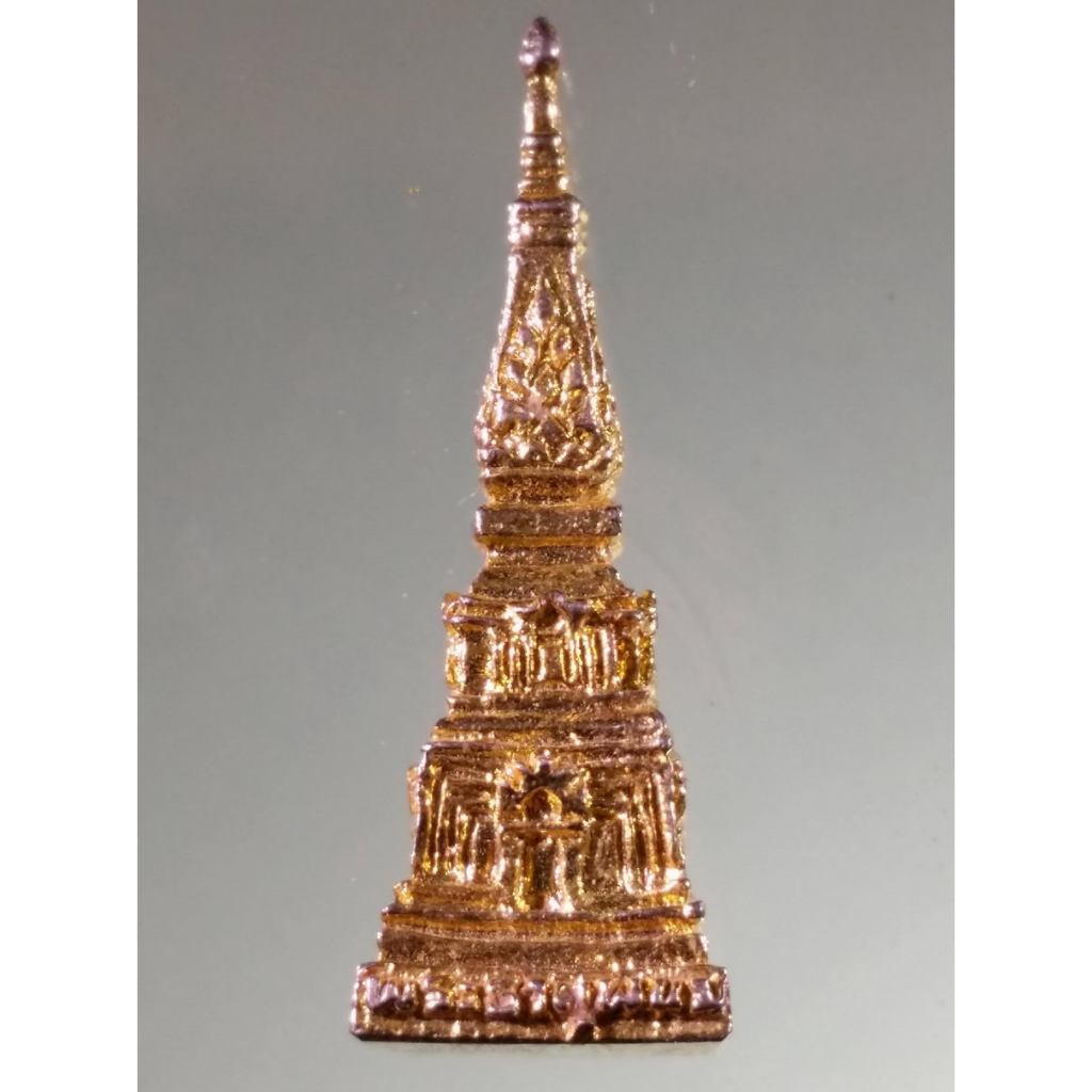 Antig Sun 1138  พระธาตุพนมจำลอง เนื้อกะไหล่ทอง วัดพระธาตุพนม จังหวัดนครพนม ขนาดเมื่อเทียบกับเหรียญบา