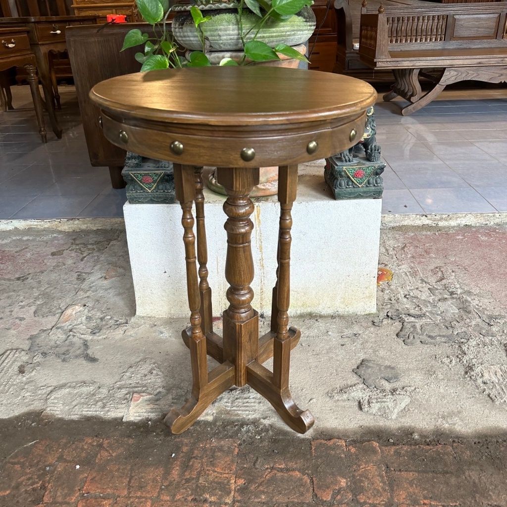 โต๊ะไม้สัก โต๊ะกลม แต่งหมุดทองเหลือง กว้าง 50X สูง75cm  ขานก 2สีสวย ไม้สักแก่  โต๊ะแกะสลัก โต๊ะข้าง