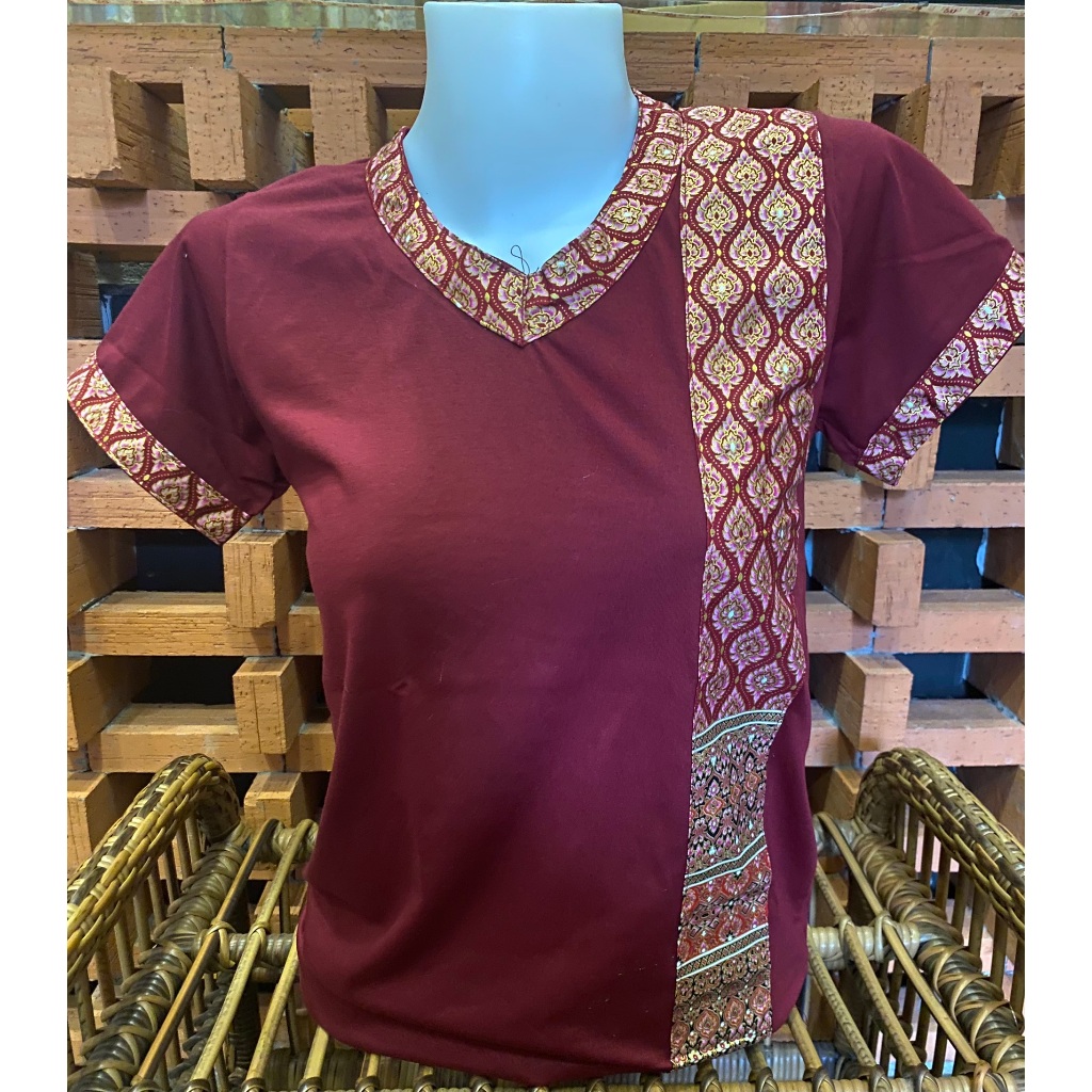 เสื้อยืดคอวี แต่งแถบลายไทยสำหรับใส่นวด