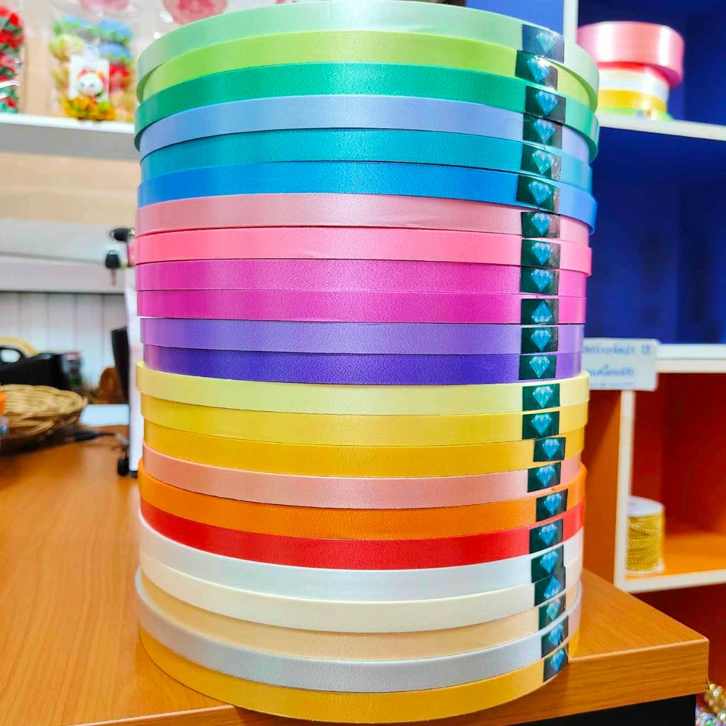 ริบบิ้นเนื้อทรายตราเพชร ม้วนใหญ่ เบอร์ 2 ยาว 300 หลา เนื้อธรรมดา พับเหรียญโปรยทาน พับง่าย ไม่แตก