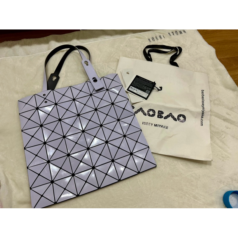 มือสอง ไม่รับเปลี่ยน/คืน BAO BAO ISSEY MIYAKE LUCENT TWO TONE 6X6 BLOCK 2IN1 COLOR ออกชอปสิงคโปร  ปี
