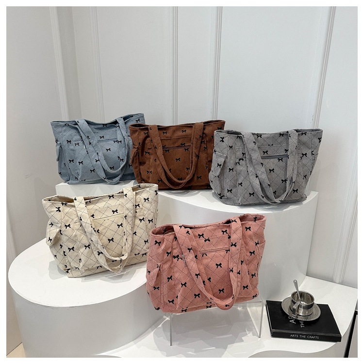 C234 ส่งจาก🇹🇭 กระเป๋าสะพายผ้าลูกฟูก ลายโบว์  น่ารักเวอร์ ขนาด 13 นิ้ว ส่วนที่ยาวสุด - รูปที่ 3