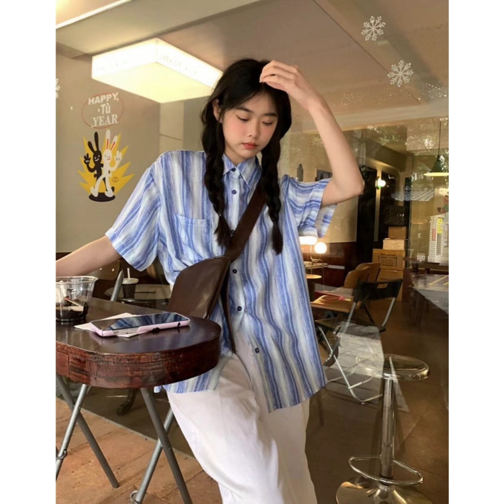 MKL พร้อมส่ง เสื้อเชิ๊ตแขนสั้นมีกระเป๋าลายทางแนวตั้งใส่เที่ยวหรือใส่ทำงานก็ดูดี แมทซ์ง่ายใส่ได้ทุกวัน#CS2899