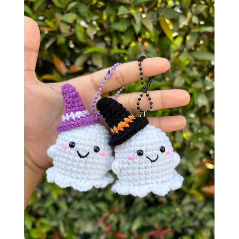 พวงกุญแจ:ที่ห้อยกระเป๋าไหมพรม น้องผีน้อย ฮาโลวีน🎃👻