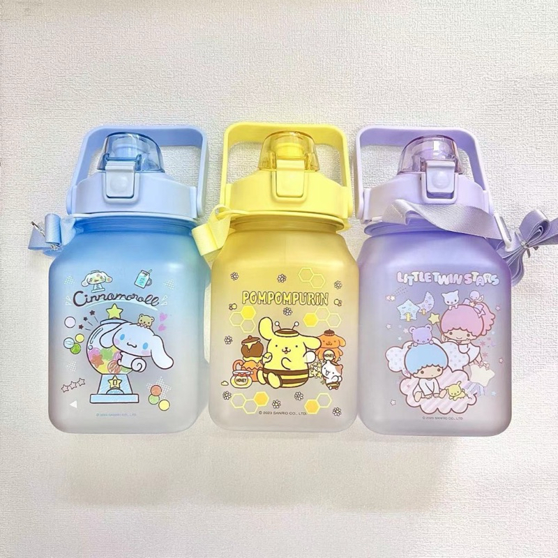 กระบอกน้ำเด็กพกพา ขวดน้ำพกพา มีหลอดพร้อมสายสะพาย ลิขสิทธิ์แท้ ลายซานริโอ้ sanrio ขนาด 1500 ml