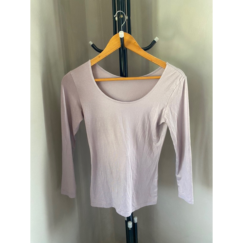 เสื้อ heatech สีม่วงอ่อน uniqlo