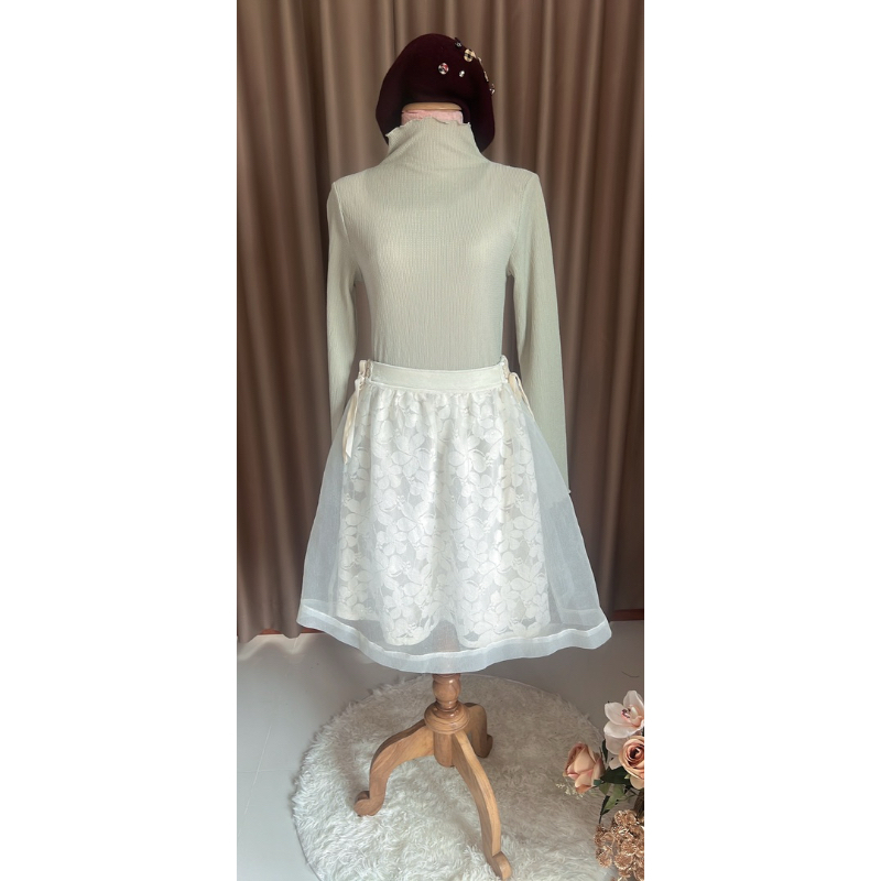 กระโปรงสั้น Lizlisa มือ 1 ของใหม่ สีครีมดอกไม้ประดับกิตเตอร์ ผ้ากำมะหยีสวยมากๆค่ะ😘💕แบรนด์ญี่ปุ่น 🇯🇵แ