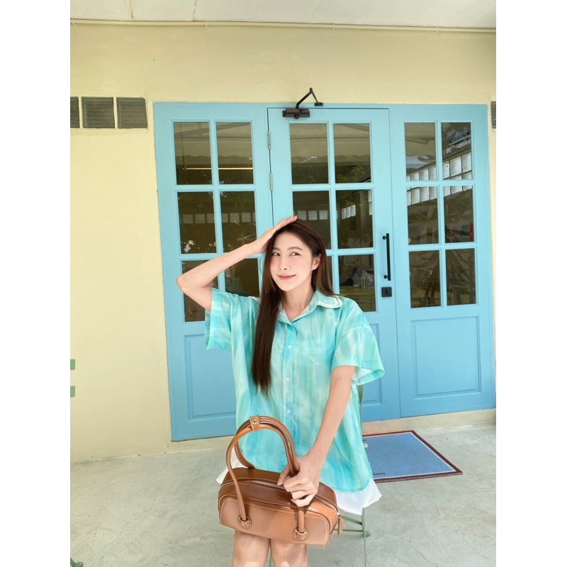 Puffypleats - เสื้อเชิ้ตคอปกสองชั้น สกรีนลายเฉพาะของทางร้าน เป็นผ้าไหมอิตาลีนุ่มลื่น เบาสบาย