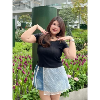 CiCi Plus+(93110-2) เสื้อแขนสั้นคอยู แต่งขอบลูกไม้ มินิมอล สไตล์พลัสไซส์