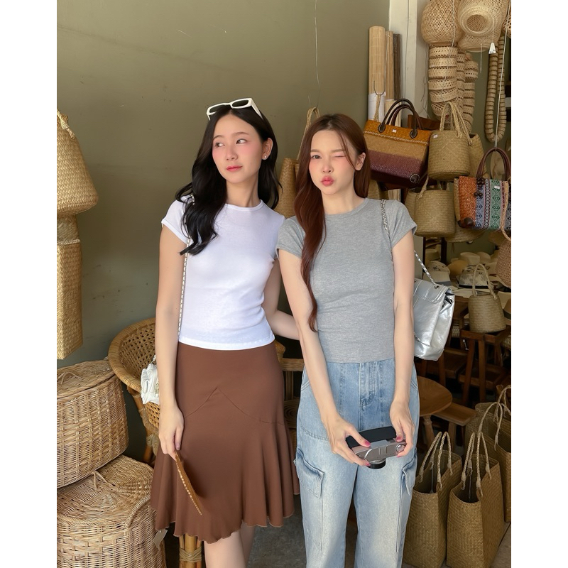 Little Tee เสื้อยืดคอกลมผู้หญิง ผ้ายืดนิ่ม ใส่สบาย มินิมอลคลีนๆ ใส่เที่ยว/ทำงานได้ | Liz Room