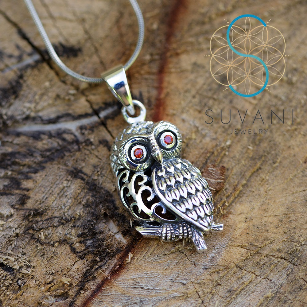 SSUVANI เงินแท้ 92.5% จี้นกฮูกเงินแท้ ประดับด้วยเพชรรัสเซียสีแดง จี้พร้อมสร้อยคอ เครื่องประดับเงินแท้