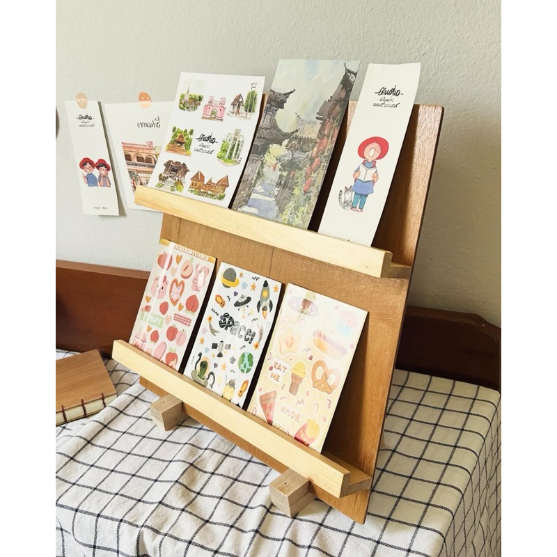 ชั้นวางโปสการ์ด สติ๊กเกอร์ แบบพกพา แยกขาได้ แบบ2ชั้น ขนาด35x35cm