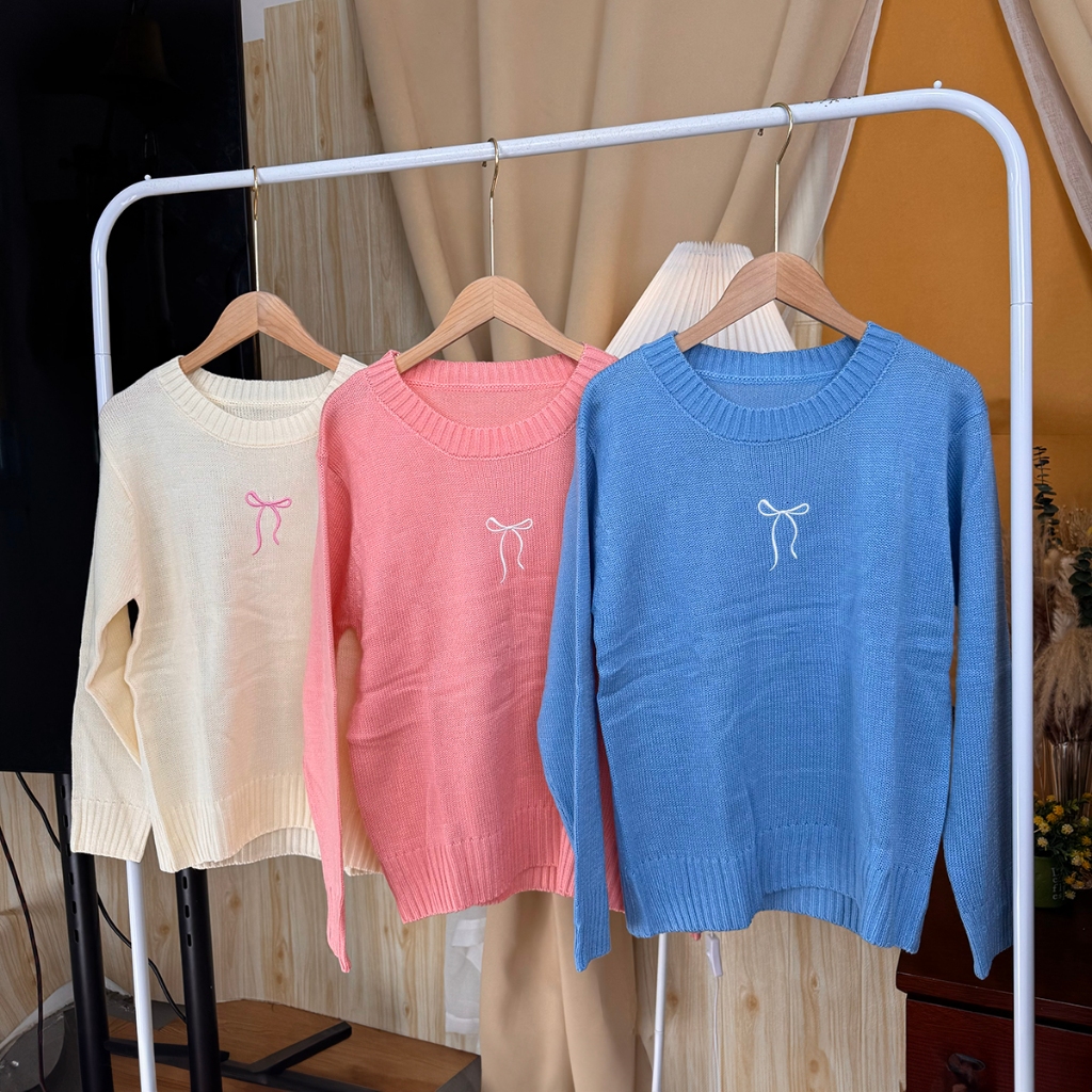 MesubShop เสื้อสเวตเตอร์ เสื้อกันหนาว ปักโลโก้โบว์น่ารัก ผ้าไหมพรมยืดเยอะใส่สบาย ใส่คลุมน่ารัก รุ่น สเวตเตอร์ปักโบว์