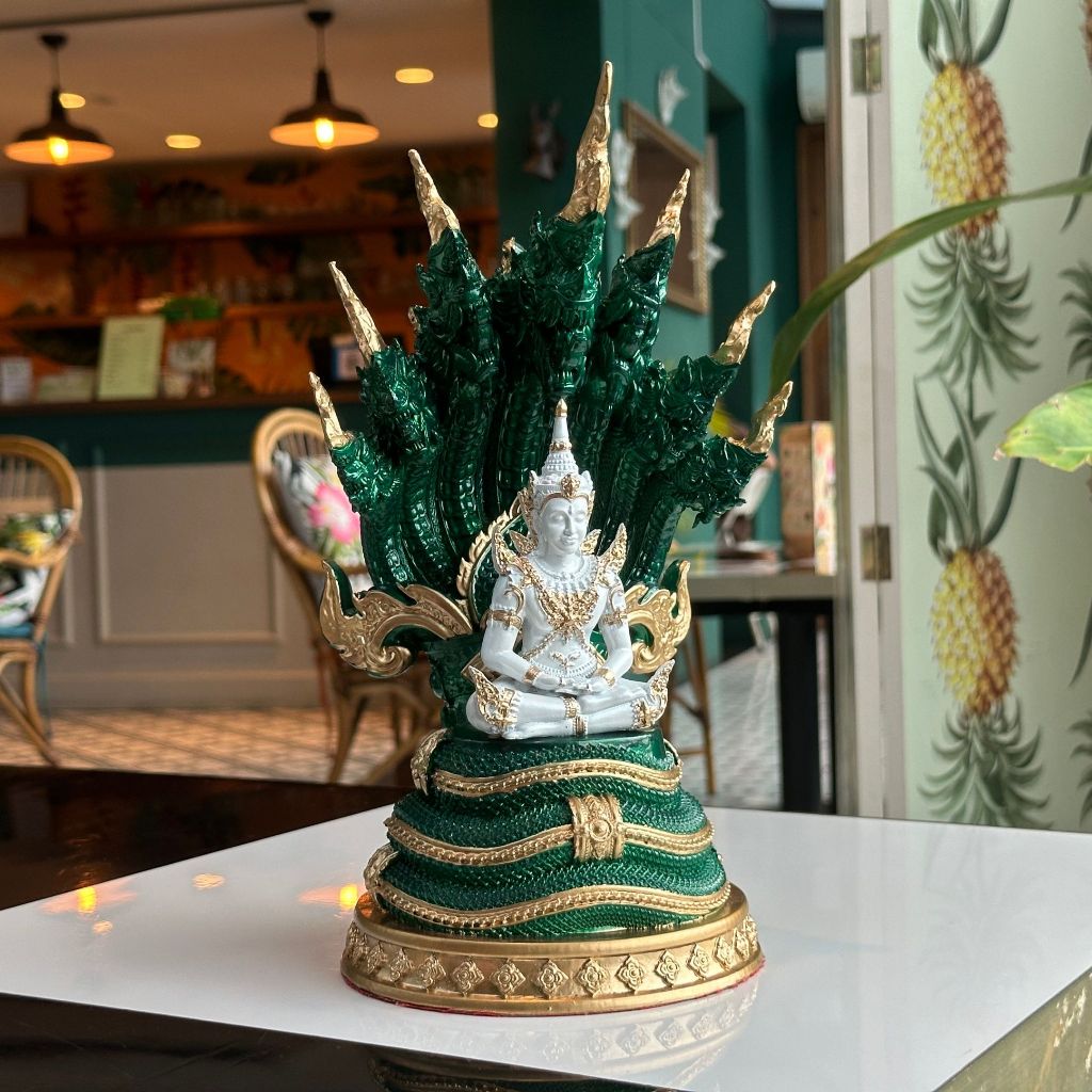 พระจักรพรรดิทรงเครื่อง(ปางนาคปรก) (รุ่นใหม่) เสริมโชคชะตาบารมีให้ดีขึ้น เนื้อแร่เหล็กน้ำพี้เเท้