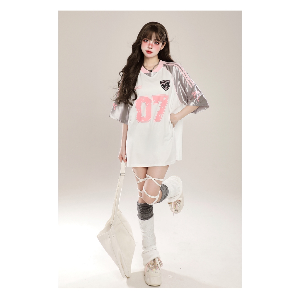 Beryl  เสื้อยืดแขนสั้นพิมพ์ลายเย็บแบบเรโทรอเมริกัน  สไตล์น่ารัก เสื้อตัวหลวมสไตล์สปอร์ตลำลอง เสื้อยืดคอวีเทรนด์ รูปที่ 5