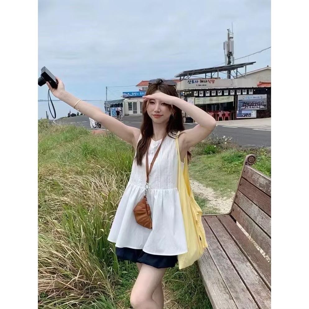 เสื้อแขนกุดผ้าฝ้ายชายปล่อยบานน่ารักมากก หวานมากก ด้านหน้าเย็บแต่งกลีบและลายฉลุ โอ้ยแม่ต้องเก็บ