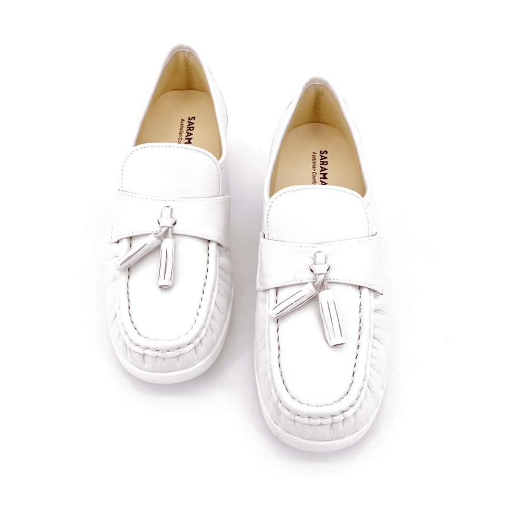 Saramanda รุ่น 242005 Virginia II รองเท้าผู้หญิงส้นตึก หัวมน แบบสวม มีพู่ หนังแท้ สีขาว
