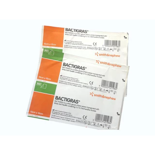 BACTIGRAS แผ่นตาข่ายแปะแผล Smith & Nephew ขนาด 10x10 cm. (10แผ่น/ กล่อง)