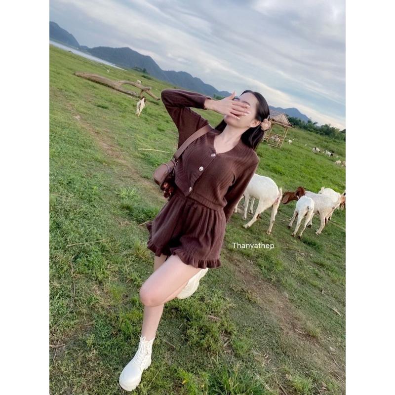 Thanyathep Set 2ชิ้น เสื้อคาดิแกนตัวยาว แต่งกระดุมหน้า มาพร้อมกางเกงขาสั้น แต่งระบาย ลุคชิวๆ เนื้อผ้าไหมพรมค่า
