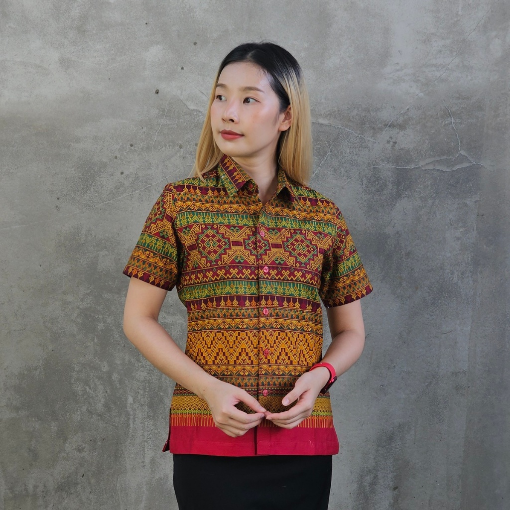 เสื้อเชิ๊ตทำงาน แขนสั้นผ้าฝ้ายอัดกาวอย่างดี สีเขียวลายแพรวา สีสวยใส่สบาย มีทั้งทรงผู้หญิงและผู้ชาย ทำทีมได้จำนวนมากค่ะ